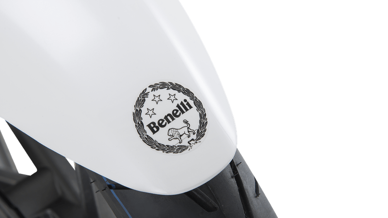Moto Benelli TNT 15 - Color Blanco - De costado 8 - Cycles Motoshop
