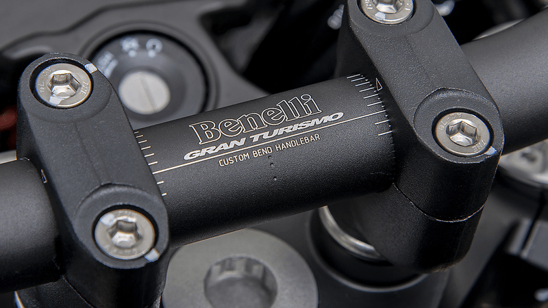 Moto Benelli TRK 502 X - Color Gris - De costado 8 - Cycles Motoshop