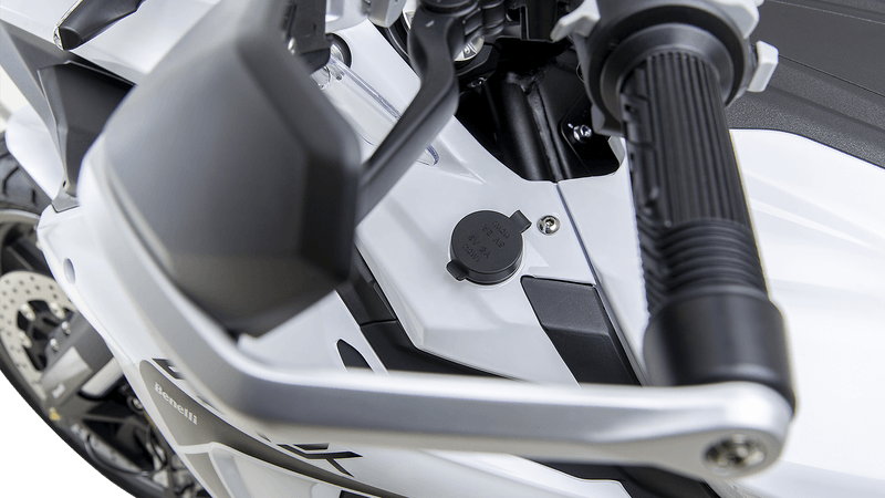 Moto Benelli TRK 502 - Color Blanco - De costado 4 - Cycles Motoshop