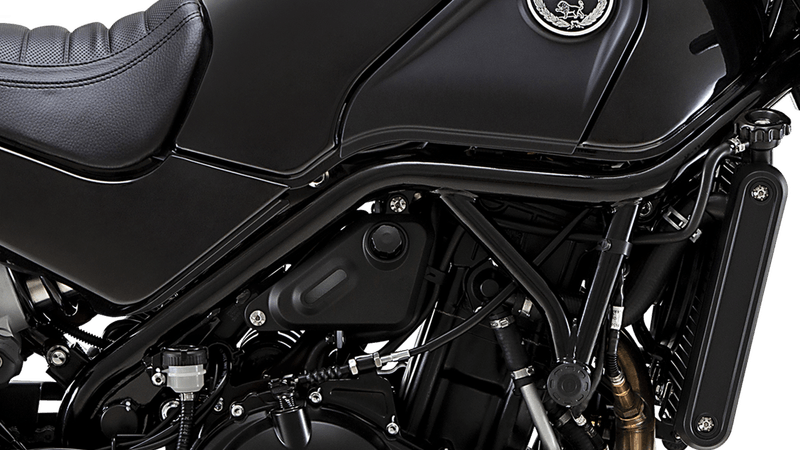 Moto Benelli Leoncino 500 - Color Negro - De costado 2 - Cycles Motoshop