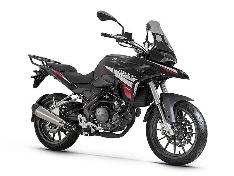 Moto Benelli TRK 251 ABS - Color Negro - De costado - Cycles Motoshop
