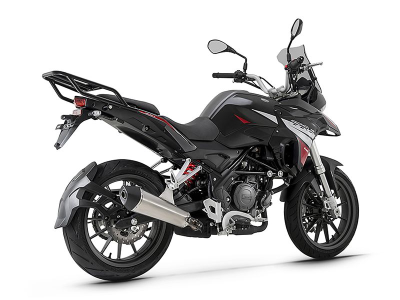 Moto Benelli TRK 251 ABS - Color Negro - De costado 1 - Cycles Motoshop