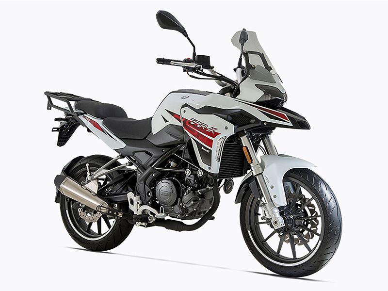 Moto Benelli TRK 251 ABS - Color Blanco - De costado - Cycles Motoshop