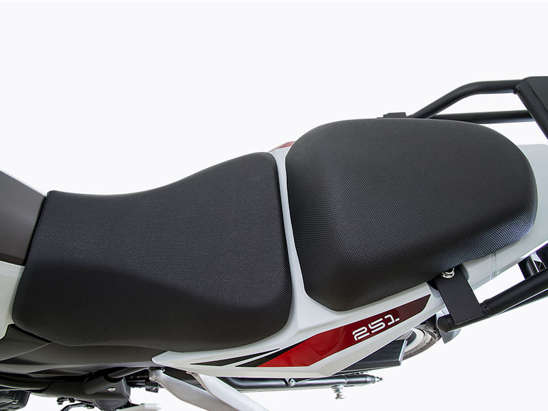 Moto Benelli TRK 251 ABS - Color Blanco - De costado 2 - Cycles Motoshop