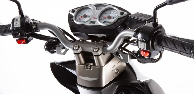 Moto Kymco Agility RS 125 Naked - Color Blanco - De costado 1 - Cycles Motoshop
