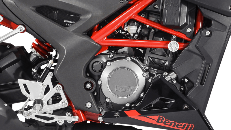 Moto Benelli 251s - Color Negro - De costado 3 - Cycles Motoshop